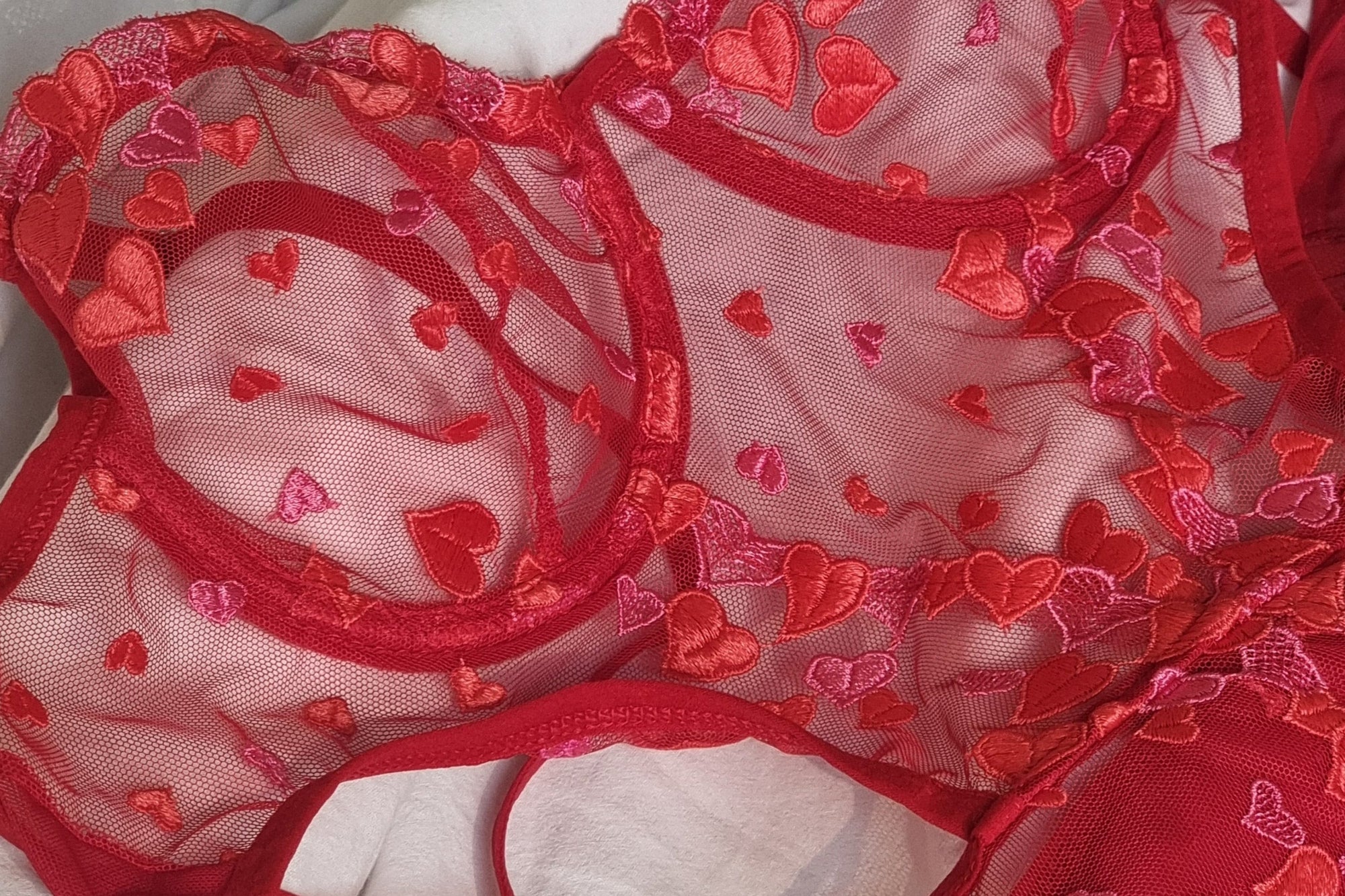 Lingerie com corações bordados